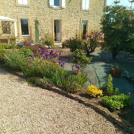 Hébergement de vacances House With 4 Bedrooms In Sur Seulles With Enclosed Garden And Wifi 15 Km From The Beach